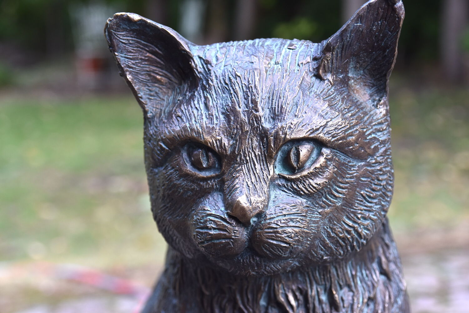 Bronzefigur ‚laufende Katze‘ – Handgefertigte Skulptur In Wetterfester Patina-Optik